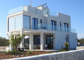 Eine moderne Villa mit Meerblick