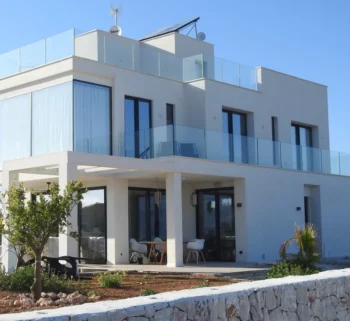 Eine moderne Villa mit Meerblick